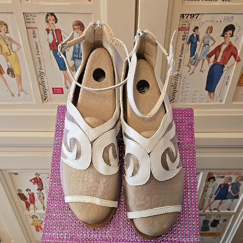 NWOR Bucco Capensis white mesh sandals Sz 10 🧳
